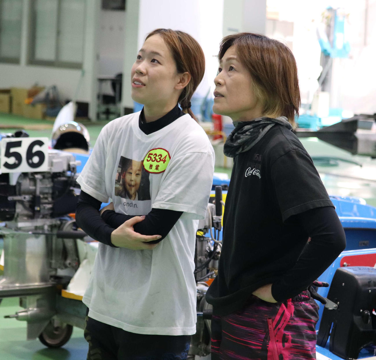 母・岩崎芳美（右）と6Rのリプレーに目をやる樫葉新心
