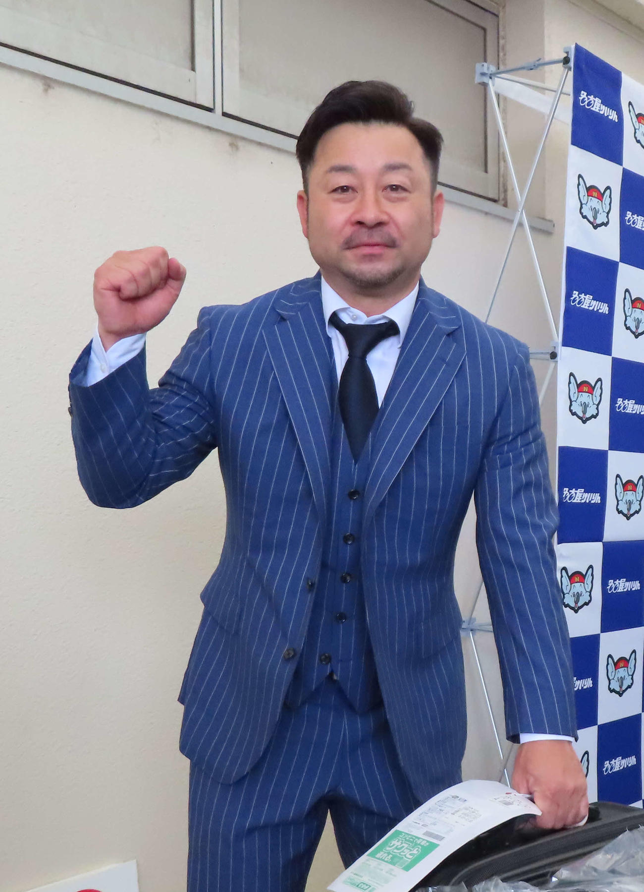 名古屋競輪　上機嫌で前検入りした山崎芳仁（撮影・野島成浩）