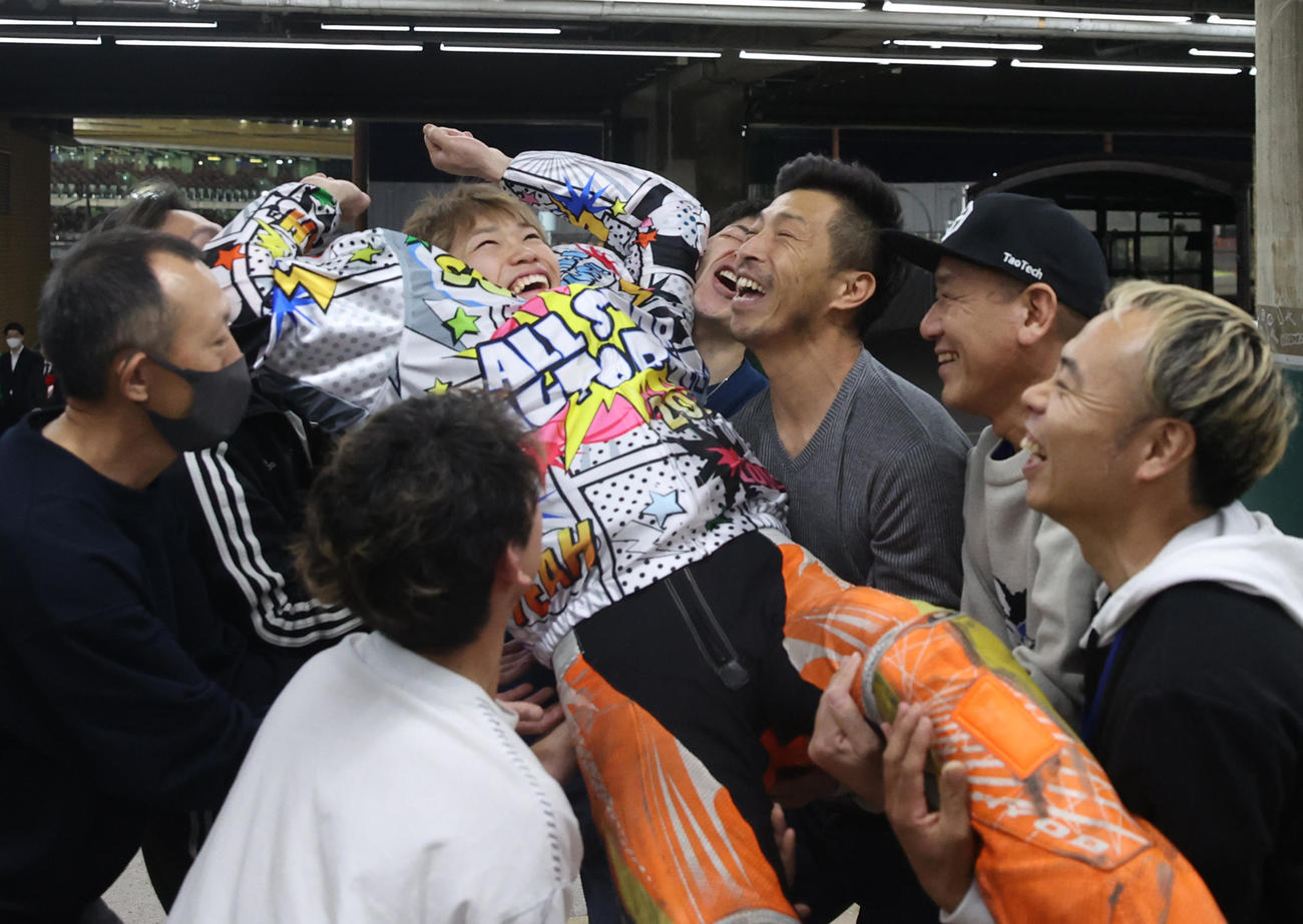 優勝した佐藤励は仲間から胴上げされる（撮影・柴田隆二）