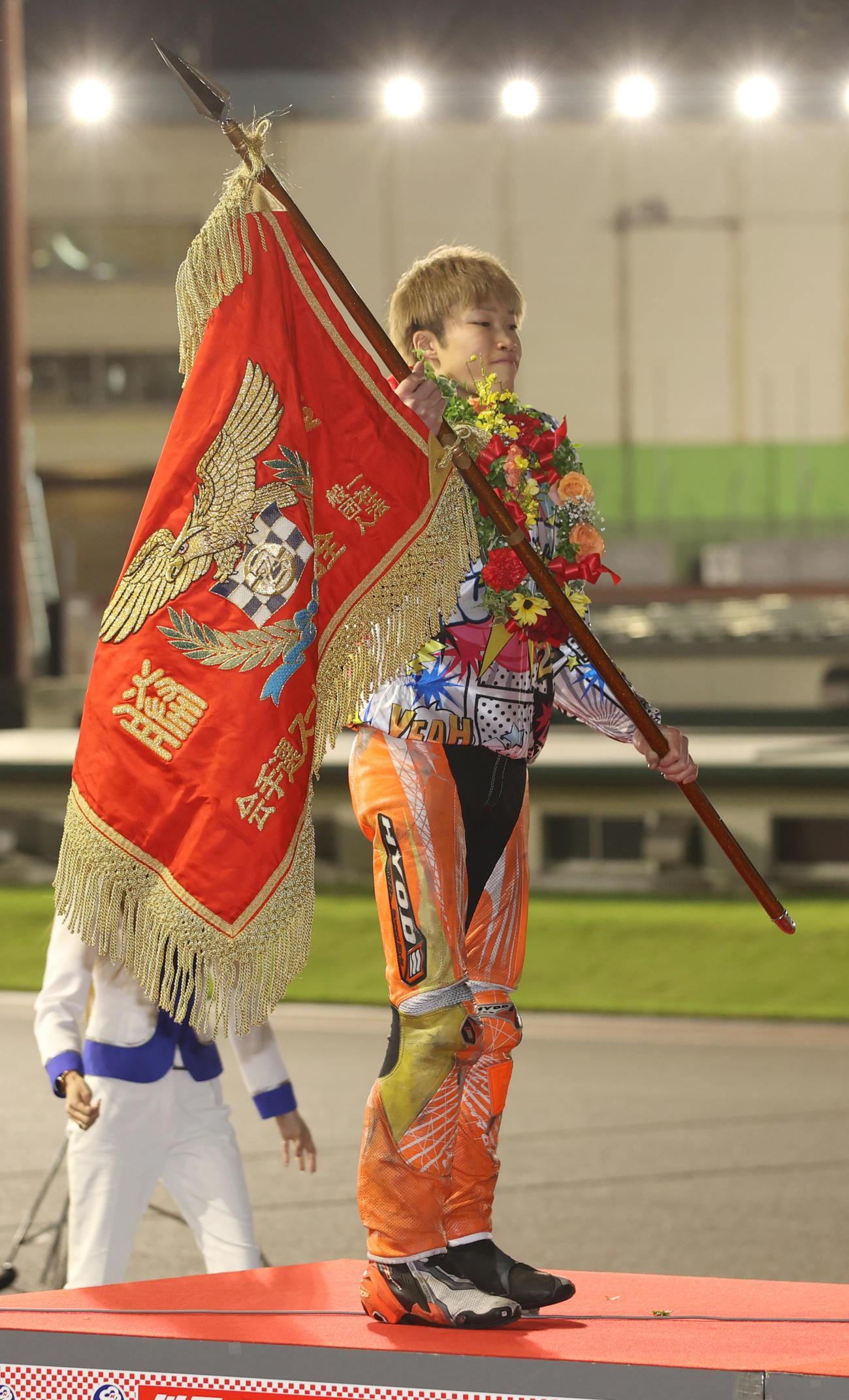 優勝旗を持つ佐藤励（撮影・柴田隆二）