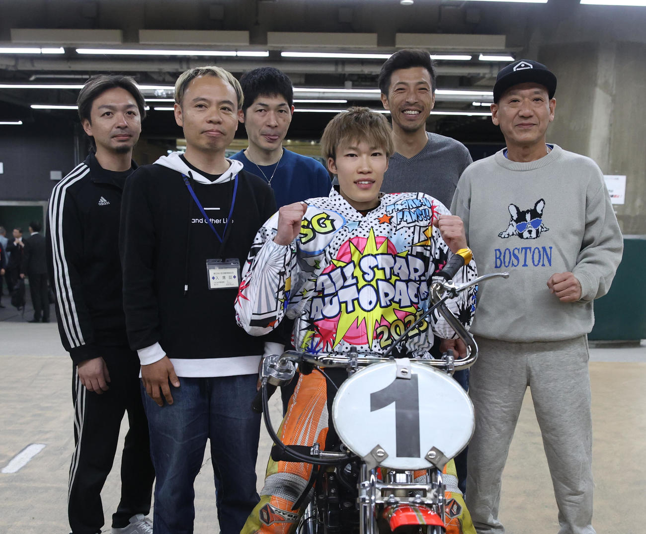 優勝した佐藤励（中央）は仲間と記念撮影に納まる（撮影・柴田隆二）