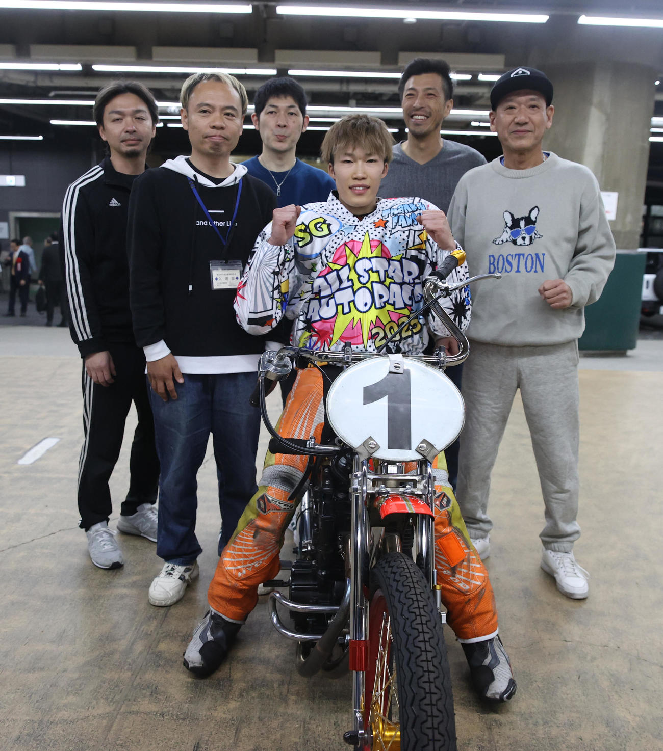 優勝した佐藤励（中央）は仲間と記念撮影に納まる（撮影・柴田隆二）