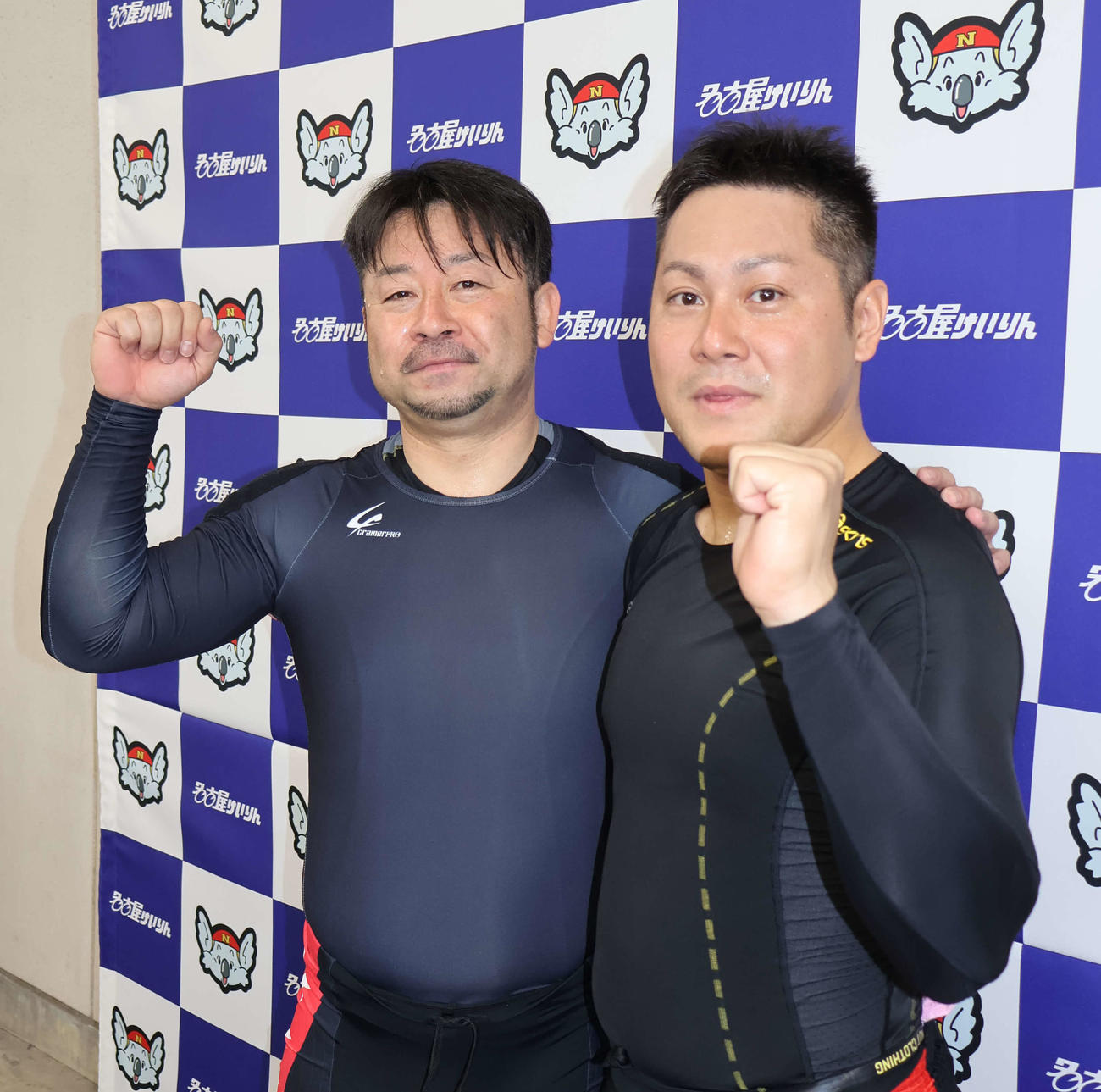山崎芳仁（左）と佐藤一伸が2予進出を喜んだ（撮影・山田敏明）