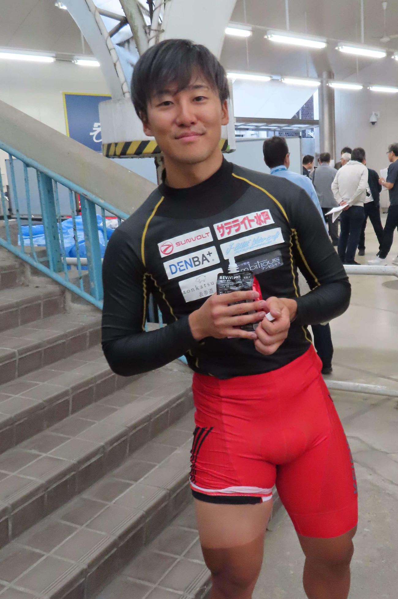 名古屋競輪　真杉匠がレーサーパンツをめくって日焼けの具合を示す（撮影・野島成浩）＝2025年04月30日