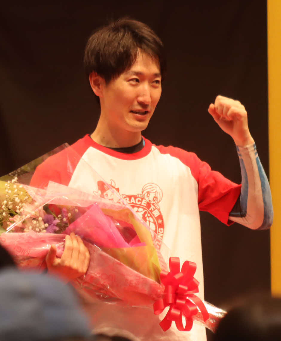 優勝した佐々木完太はファンへ向けてガッツポーズ