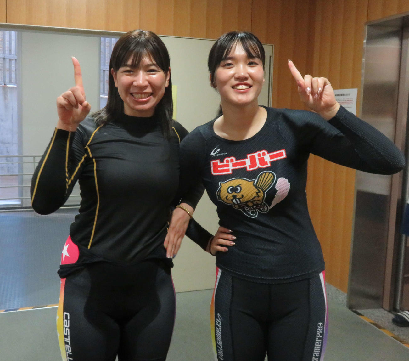 1着同着の永塚祐子（左）と下条未悠が仲良く1着ポーズ