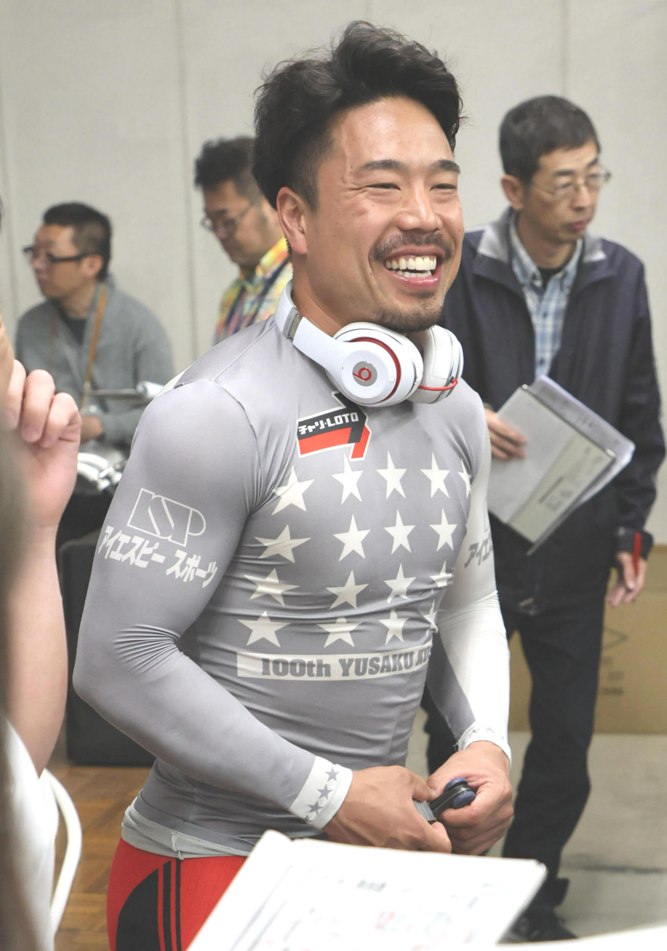準決の組み合わせを確認する古性優作