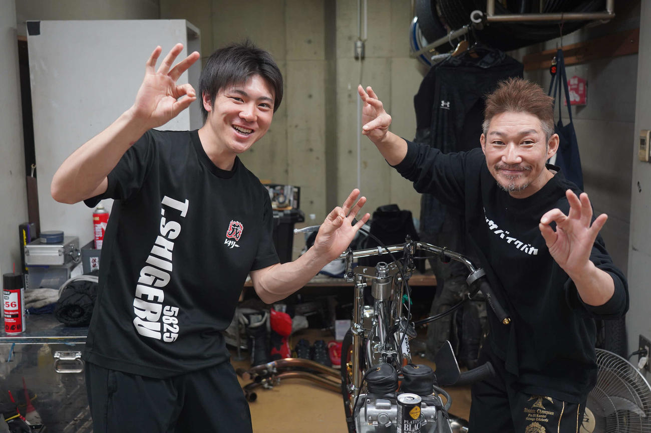 田中崇太（左）と田中茂（右）親子で遠征初参戦。プロレス好きな父・茂が提案しグレートムタのポーズで記念撮影