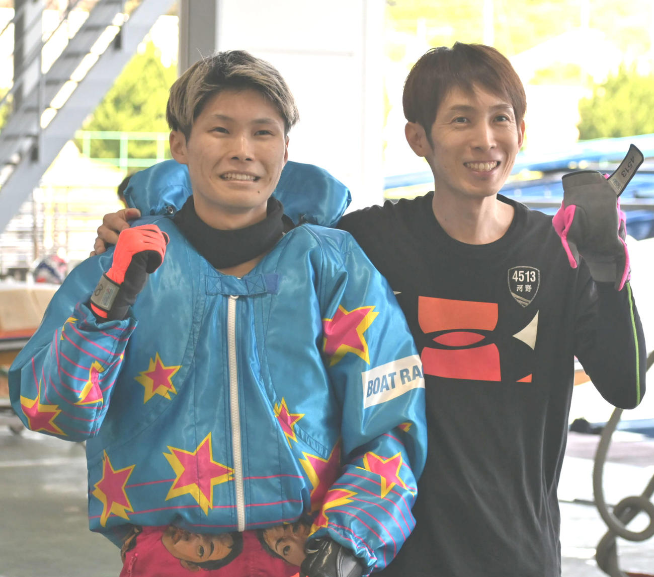 デビュー初勝利を挙げた井上慧人（左）と師匠の河野真也