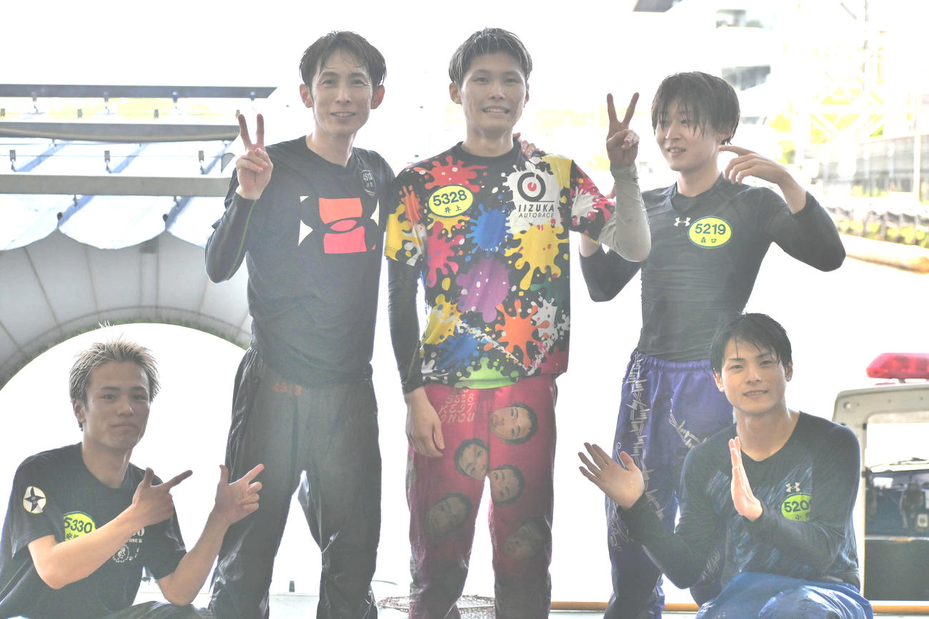 水神祭の祝福を受けた井上慧人（中央）