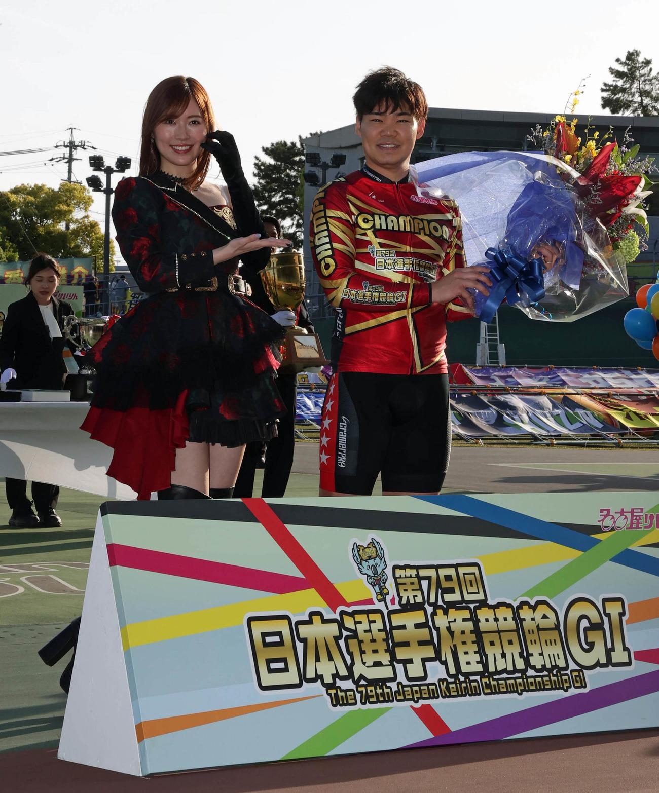 公式イメージキャラクターの松井珠理奈（左）から花束を受け取る吉田拓矢　