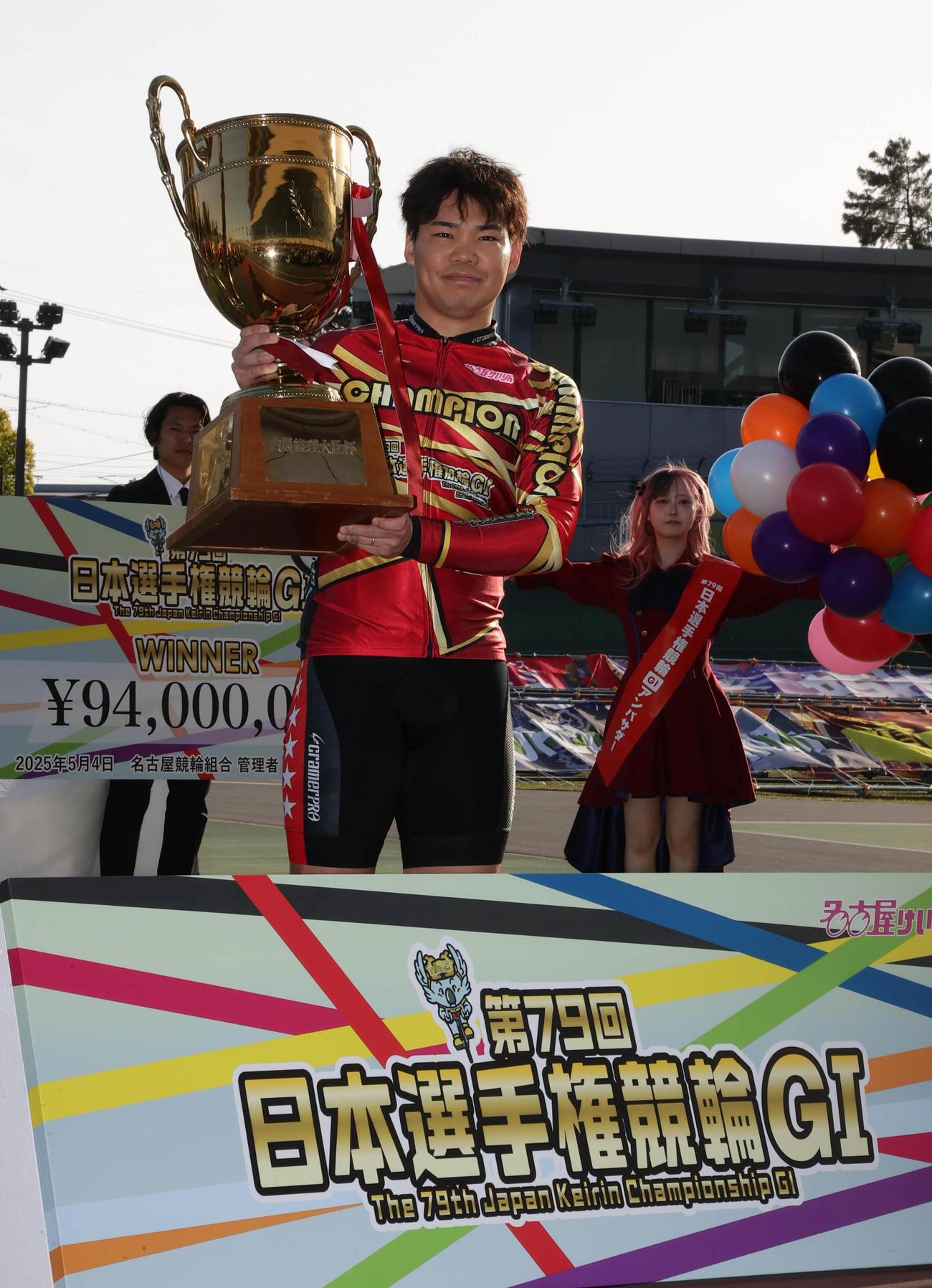 優勝杯を掲げる吉田拓矢