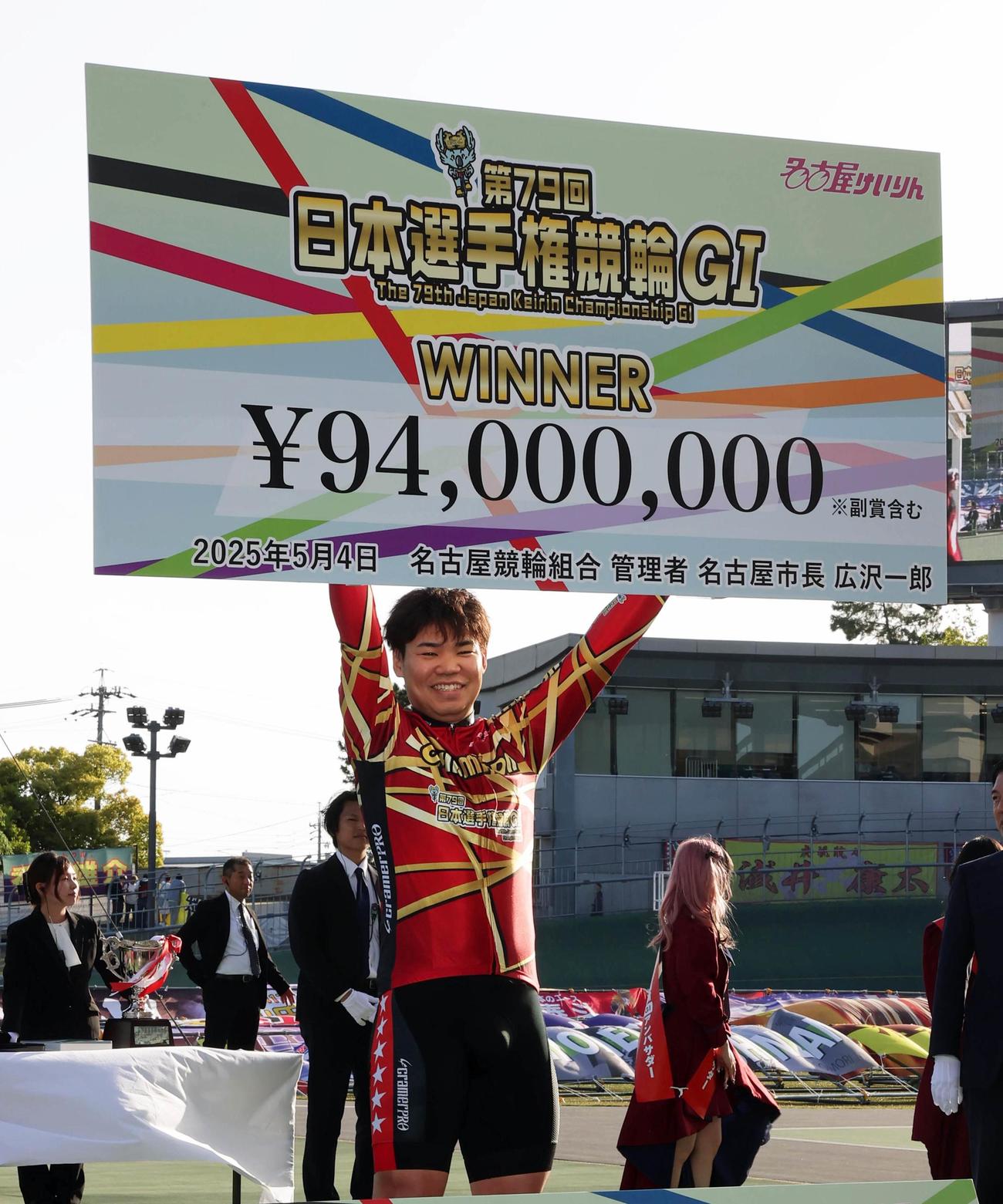 日本選手権を制し、賞金ボードを高々と掲げる吉田拓矢