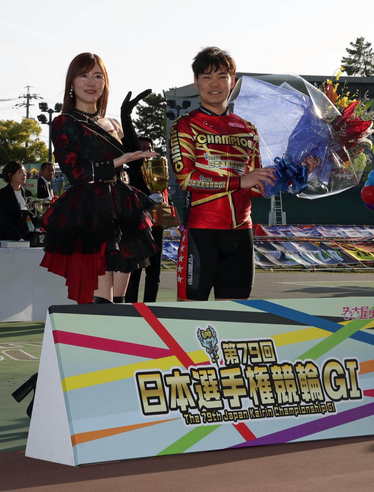 公式イメージキャラクターの松井珠理奈（左）から花束を受け取る吉田拓矢