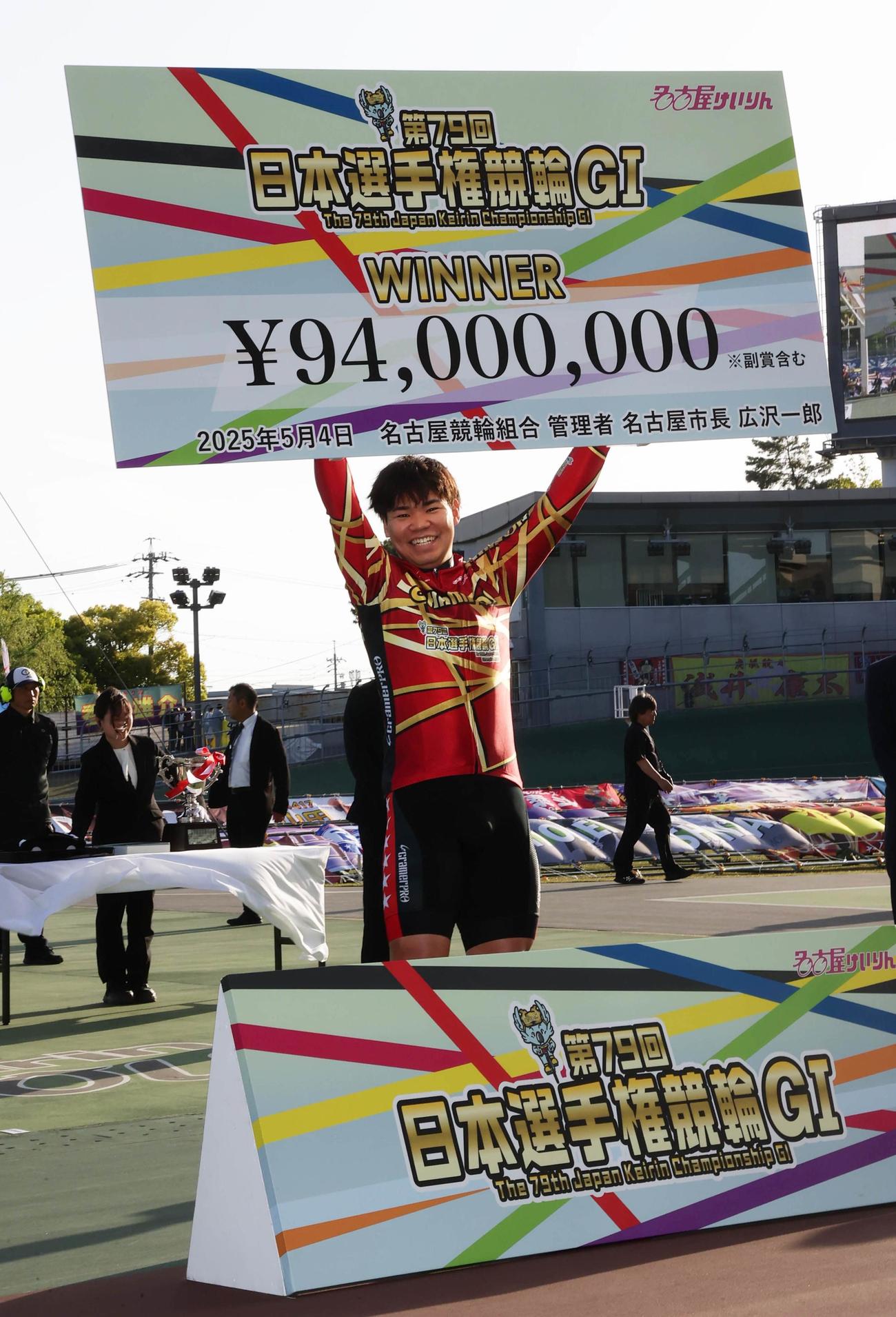 賞金ボードを高々と掲げる吉田拓矢