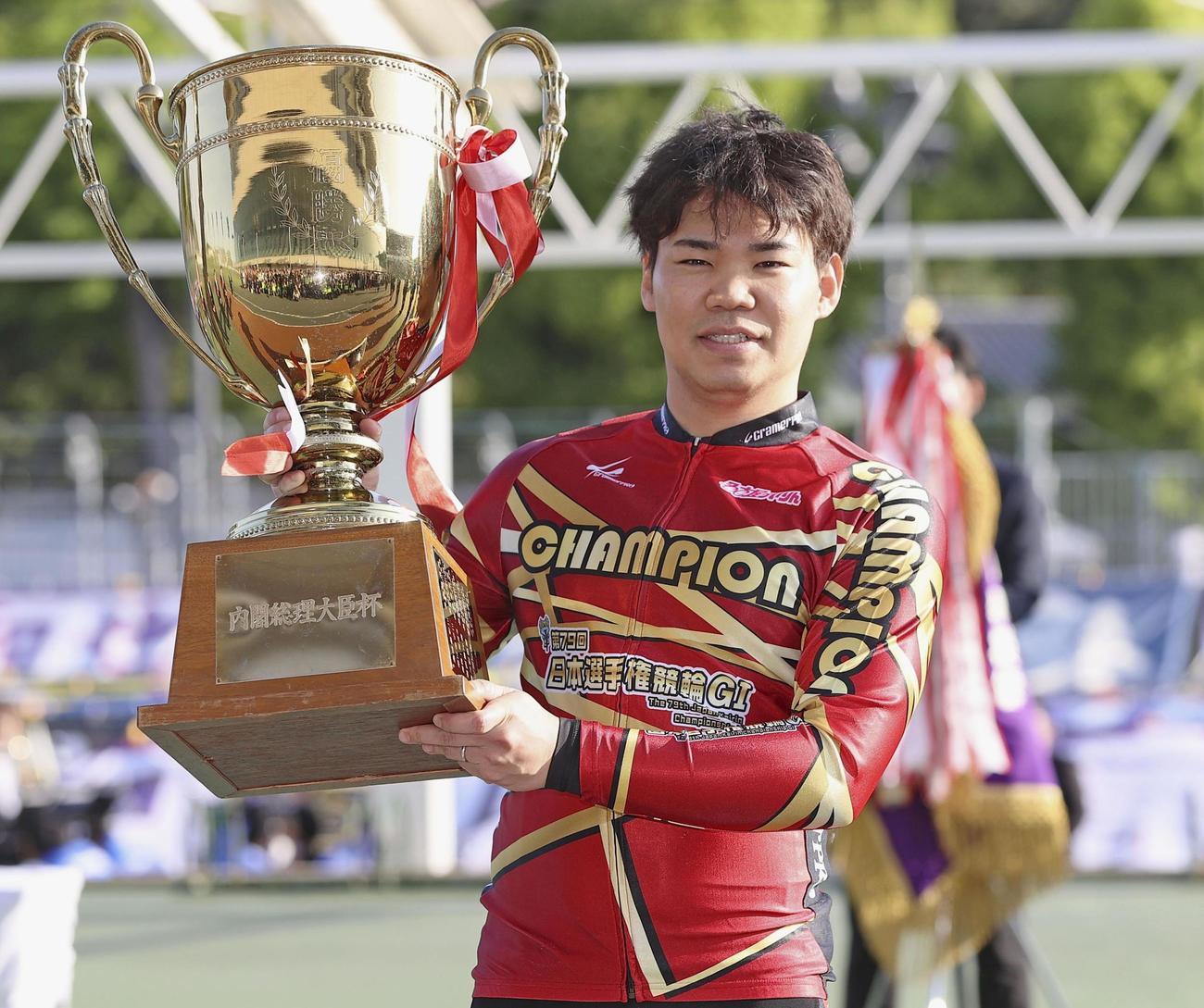 初のダービー王に輝き優勝カップを手にする吉田拓矢（共同）