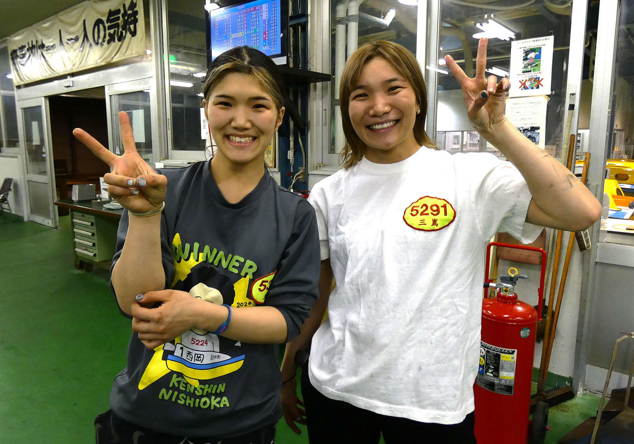 （左から）妹の三嶌さららと姉のこころ（撮影・前原一樹）