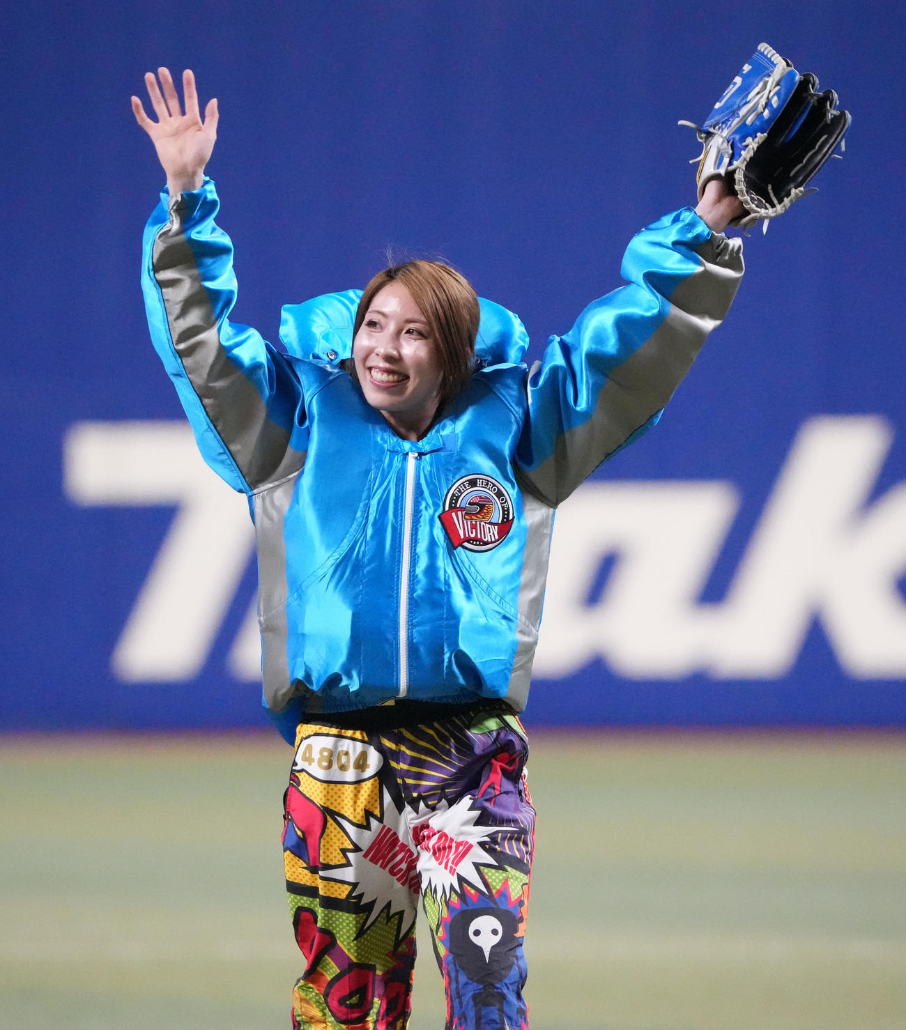 中日対DeNA　試合前、始球式を行ったボートレーサーの高田ひかる（撮影・森本幸一）