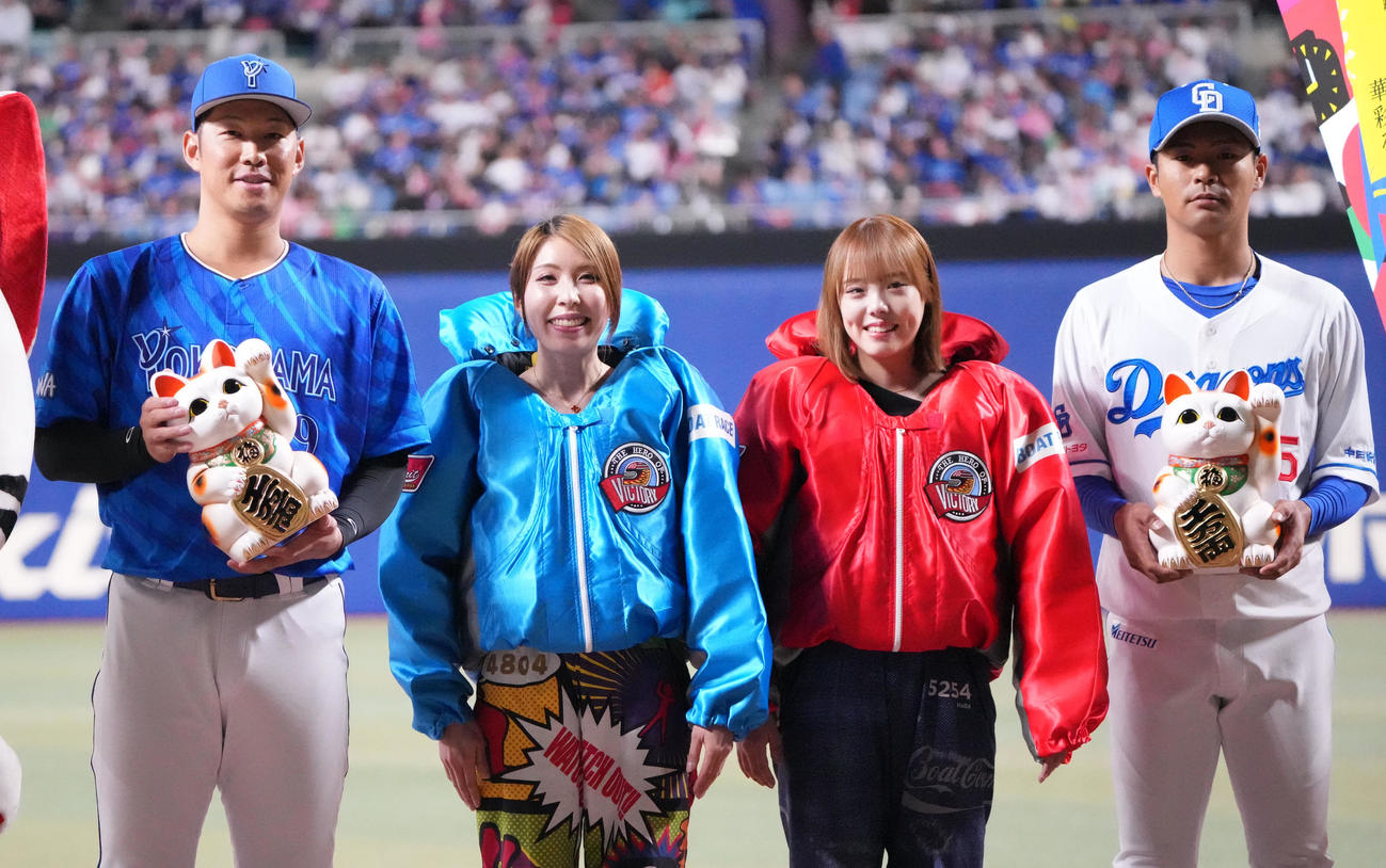 中日対DeNA　試合前、贈呈式後、記念撮影に応じる（左から）京田、高田ひかる、羽田妃希、土田（撮影・森本幸一）