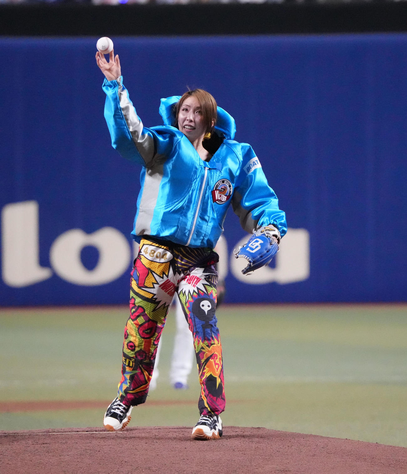始球式を行うボートレーサーの高田ひかる（撮影・森本幸一）