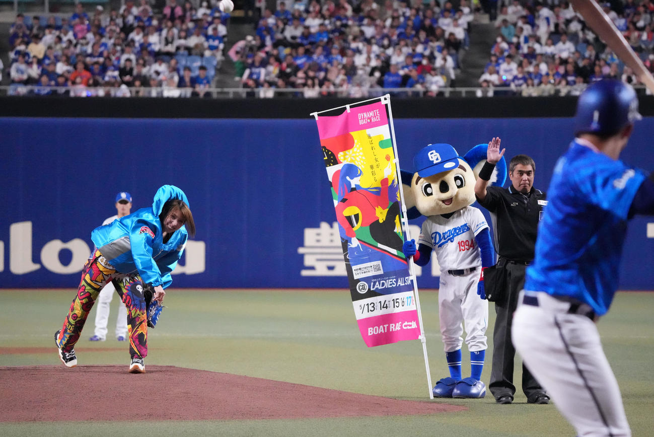 中日対DeNA　試合前、始球式を行うボートレーサーの高田ひかる（撮影・森本幸一）