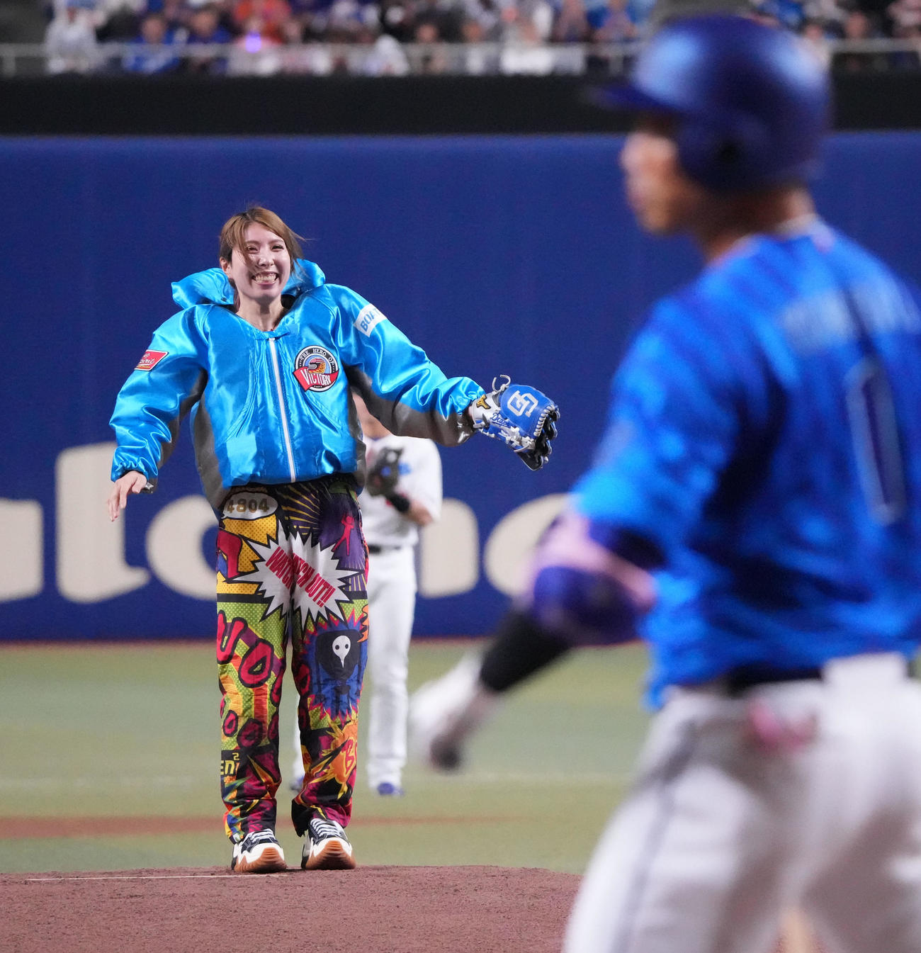 中日対DeNA　試合前、始球式を行ったボートレーサーの高田ひかる（撮影・森本幸一）