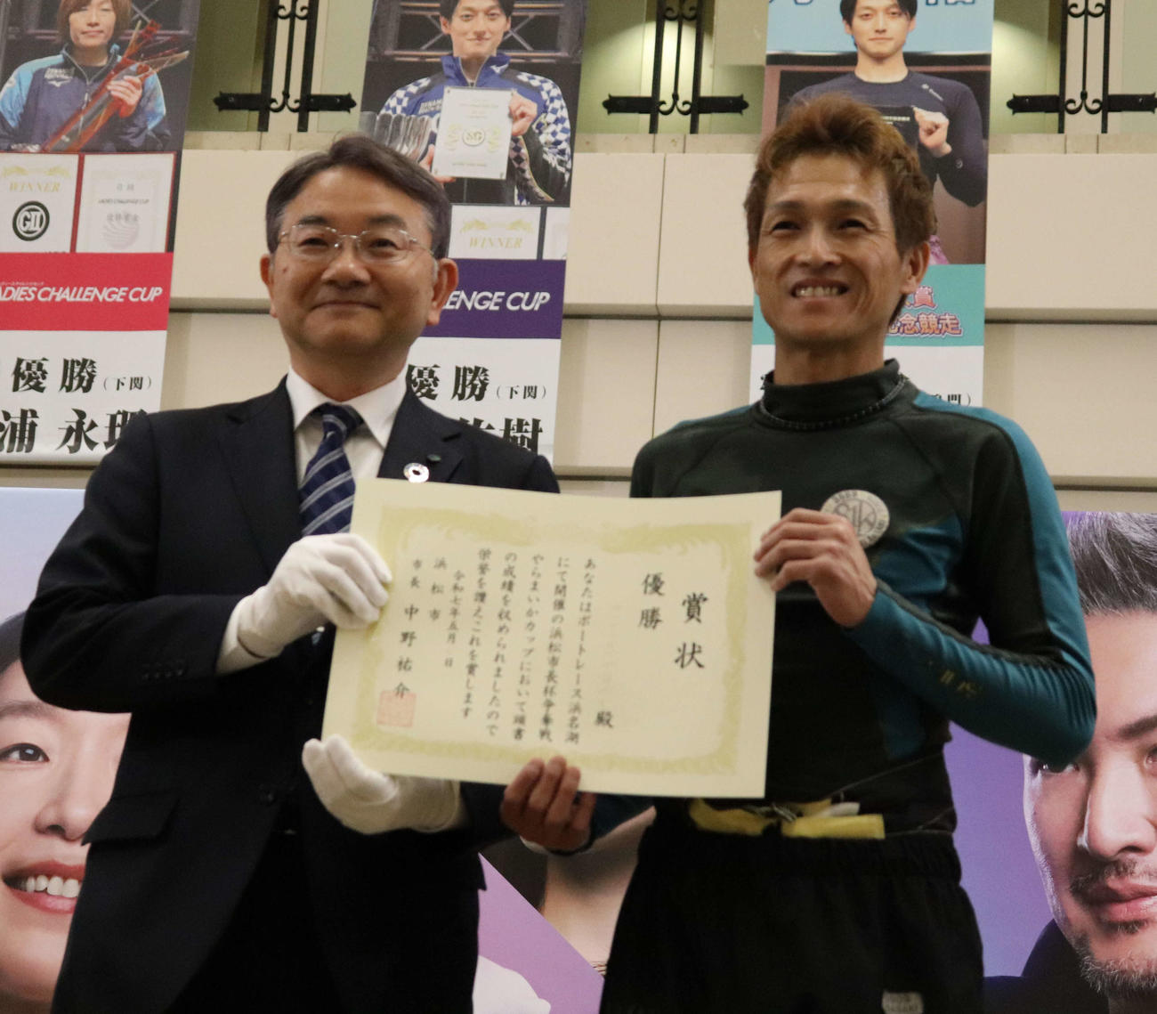 表彰状を手に笑顔を見せる佐々木康幸（右。左は中野祐介浜松市長）