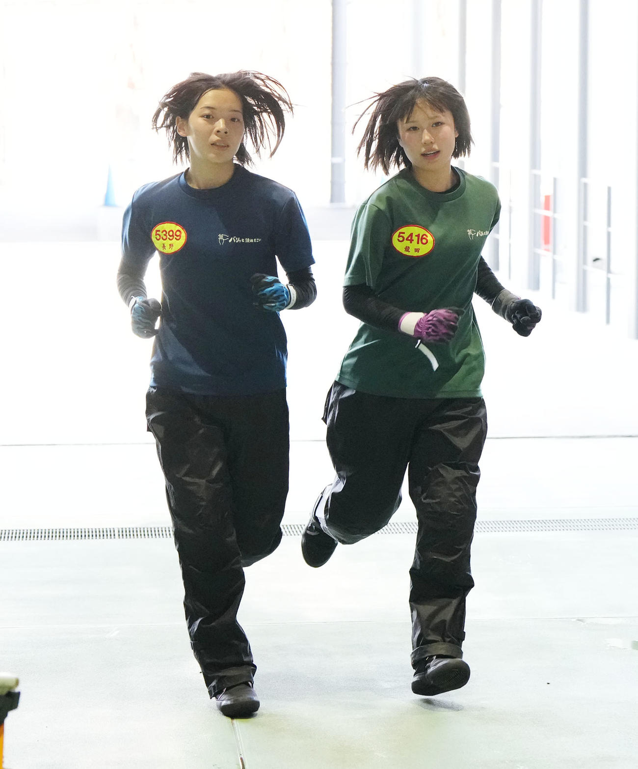 長野未来（左）と龍田真白の地元2人がデビュー戦に挑む