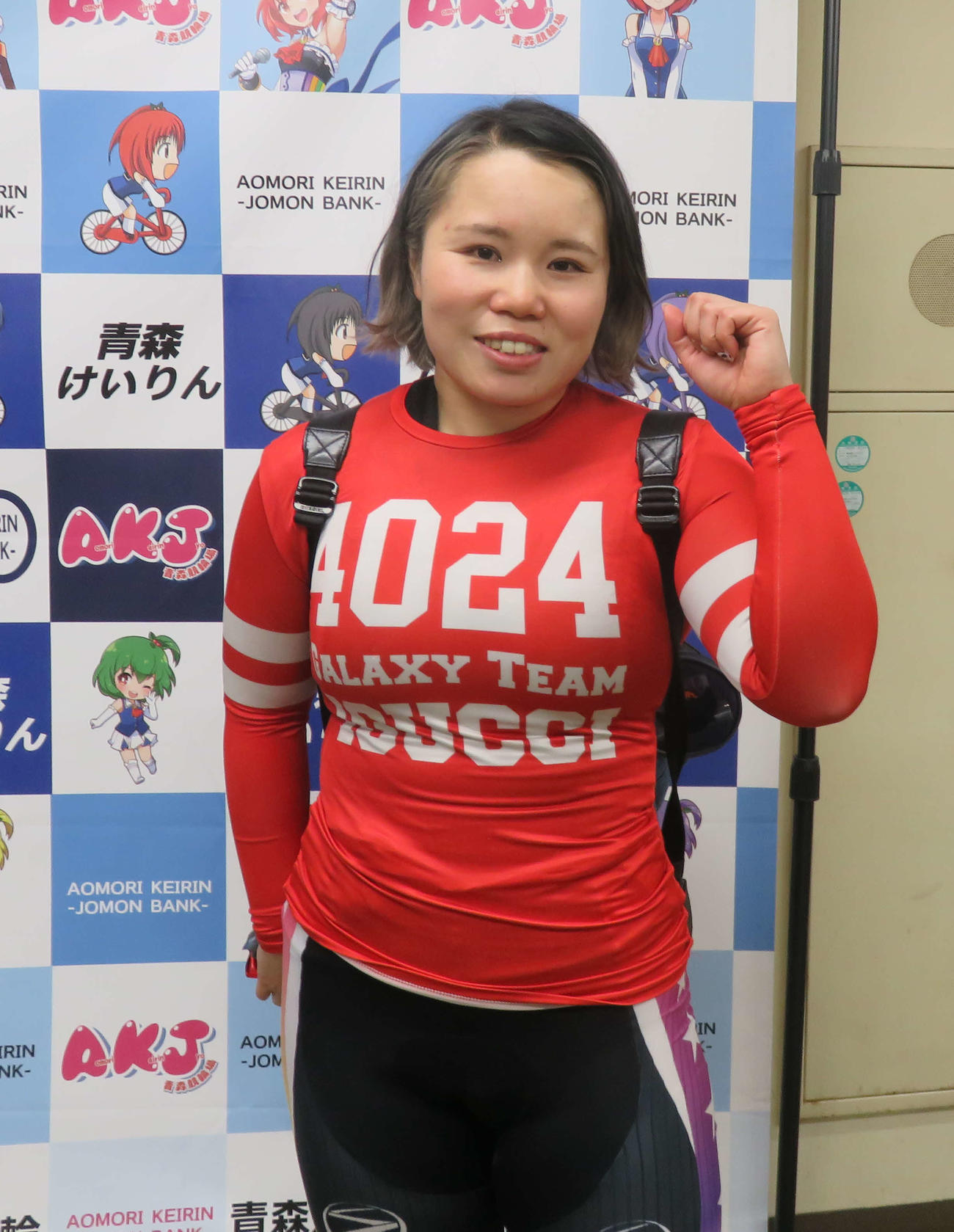 親交のある井口佳典とおそろいのインナーを着用する太田美穂