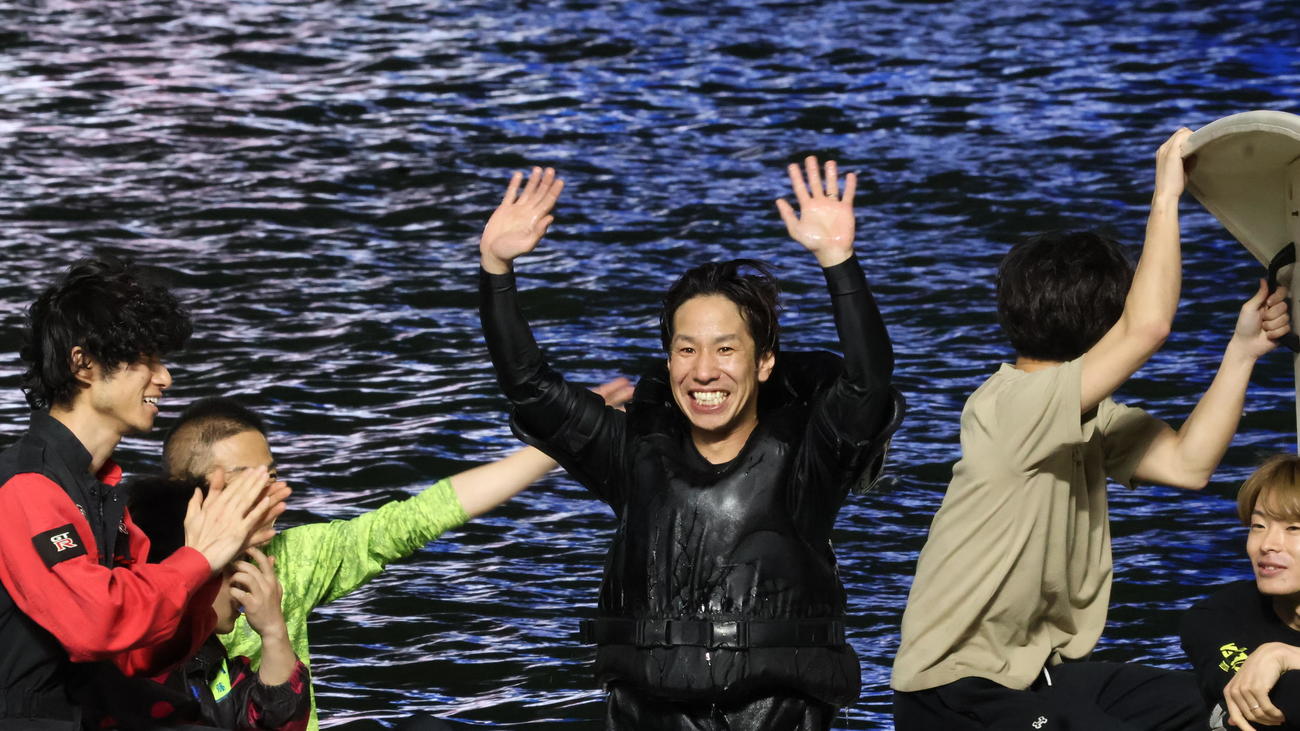 4Rで逃げて1000勝を達成した水摩敦は11R終了後、無観客だったが福岡支部の仲間と水神祭を行った（撮影・中森亮）