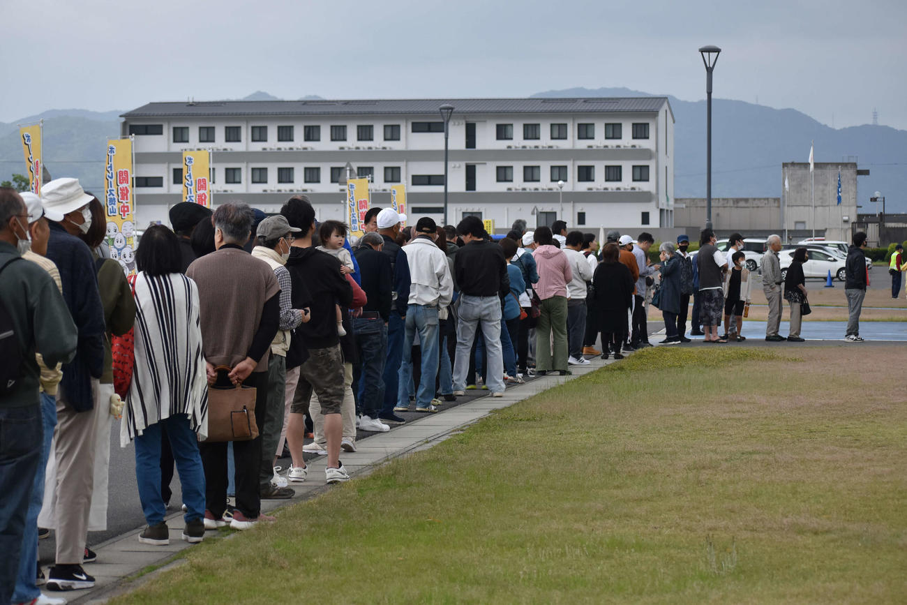 ボートレース徳山で行われた野菜即売会に長蛇の列（撮影・平田英治）