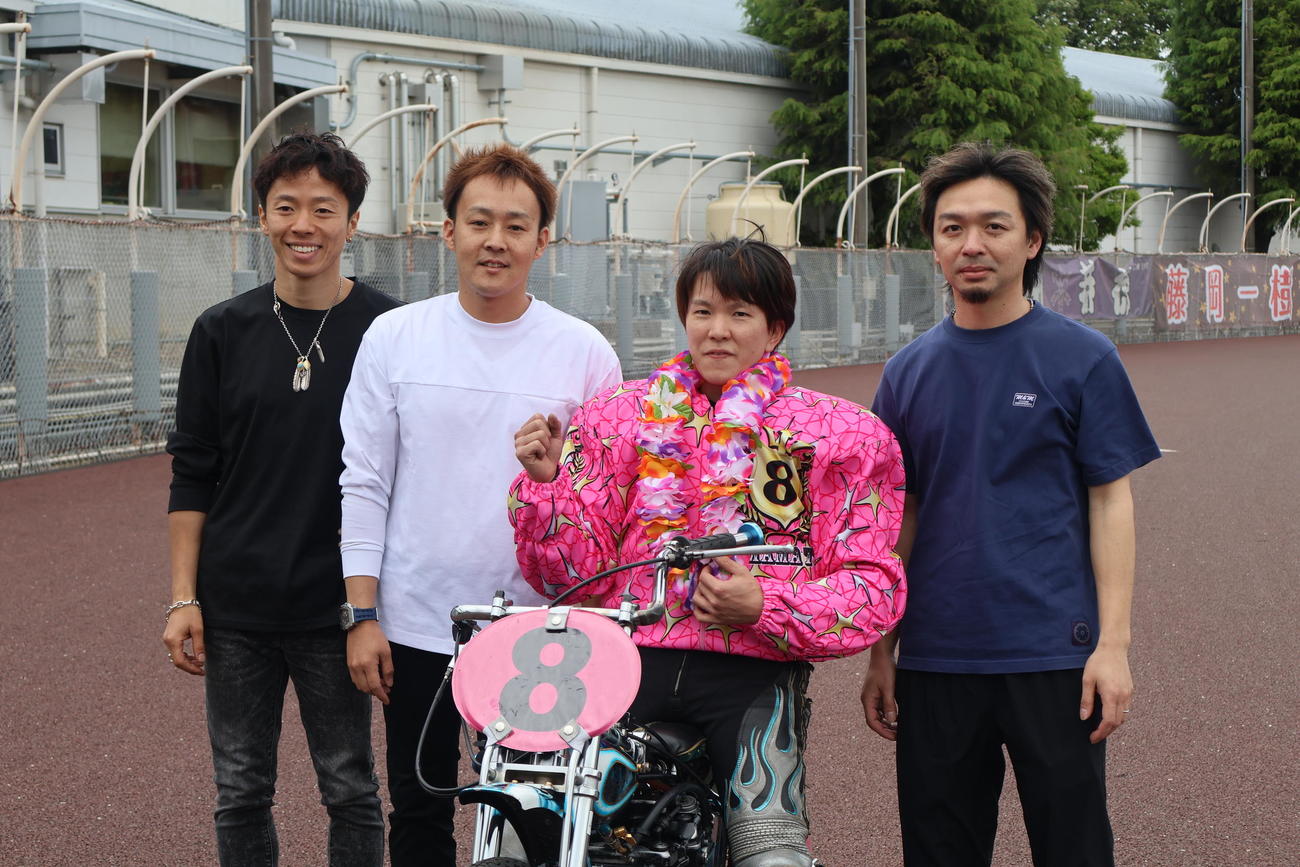 同期の32期から祝福を受ける鈴木圭一郎