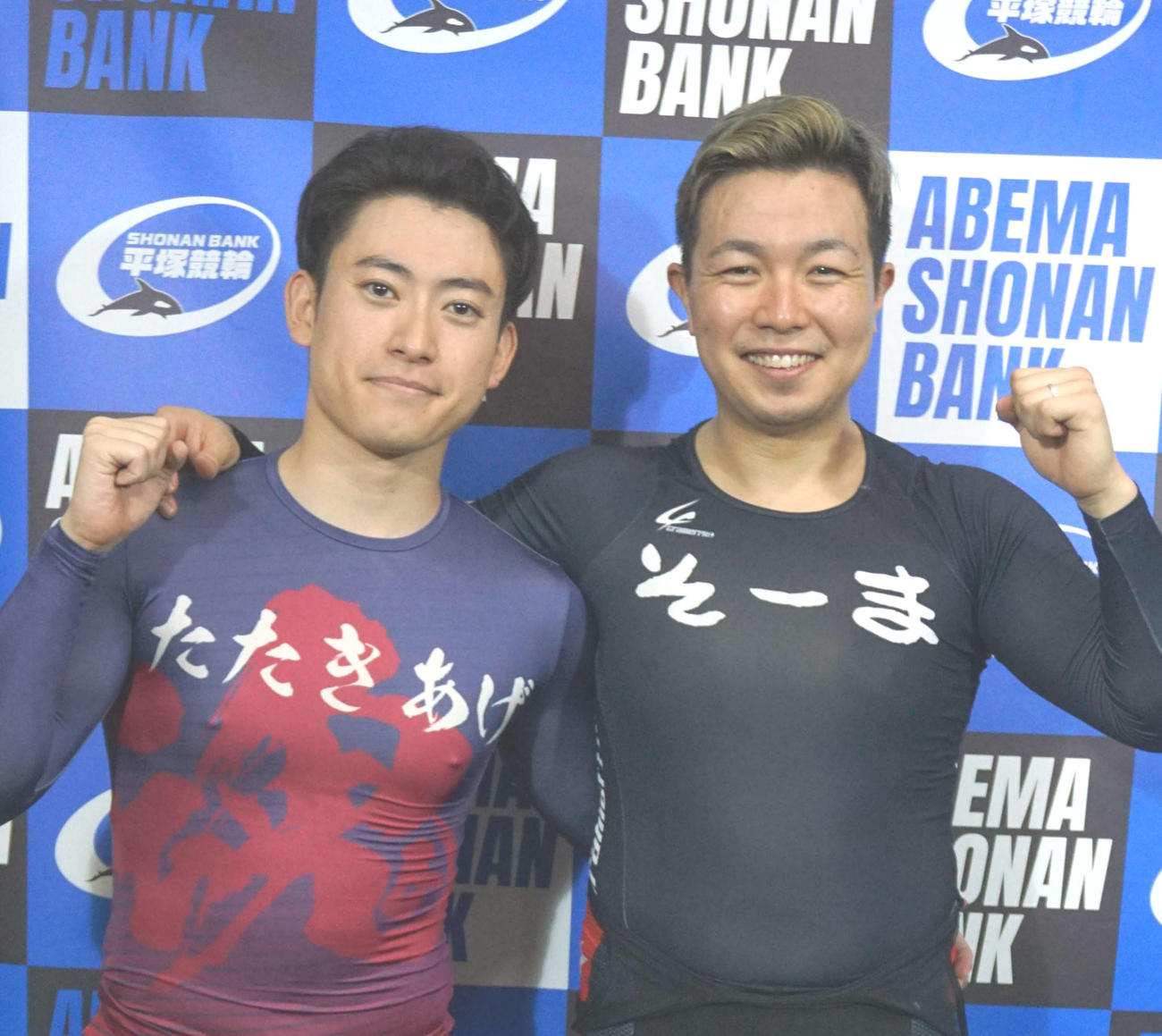 ラインの力で白星を挙げた松岡辰泰（左は松本秀之介）