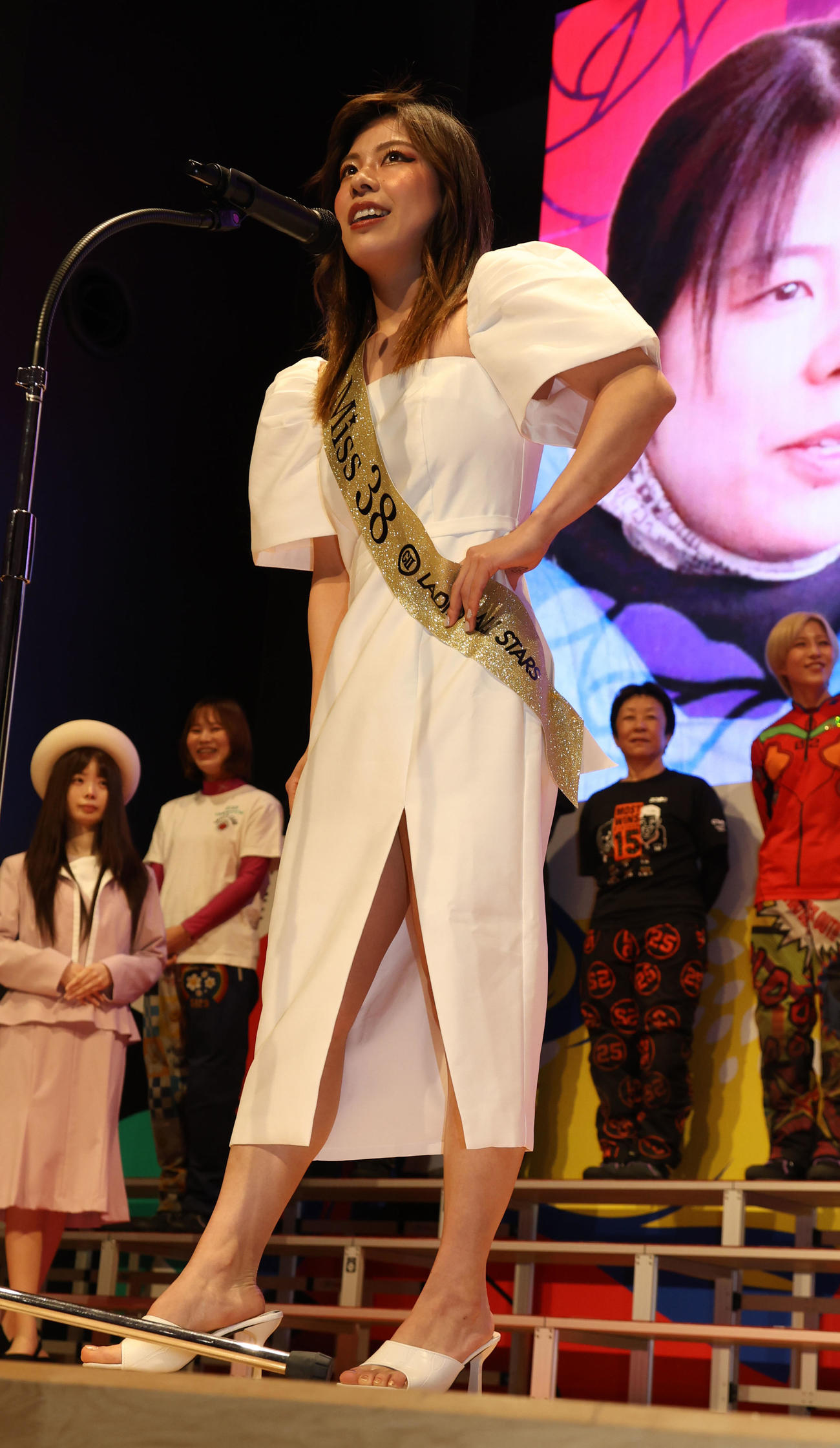 スリット入りドレスでオープニングセレモニーに登場した山田理央（撮影・西尾就之）