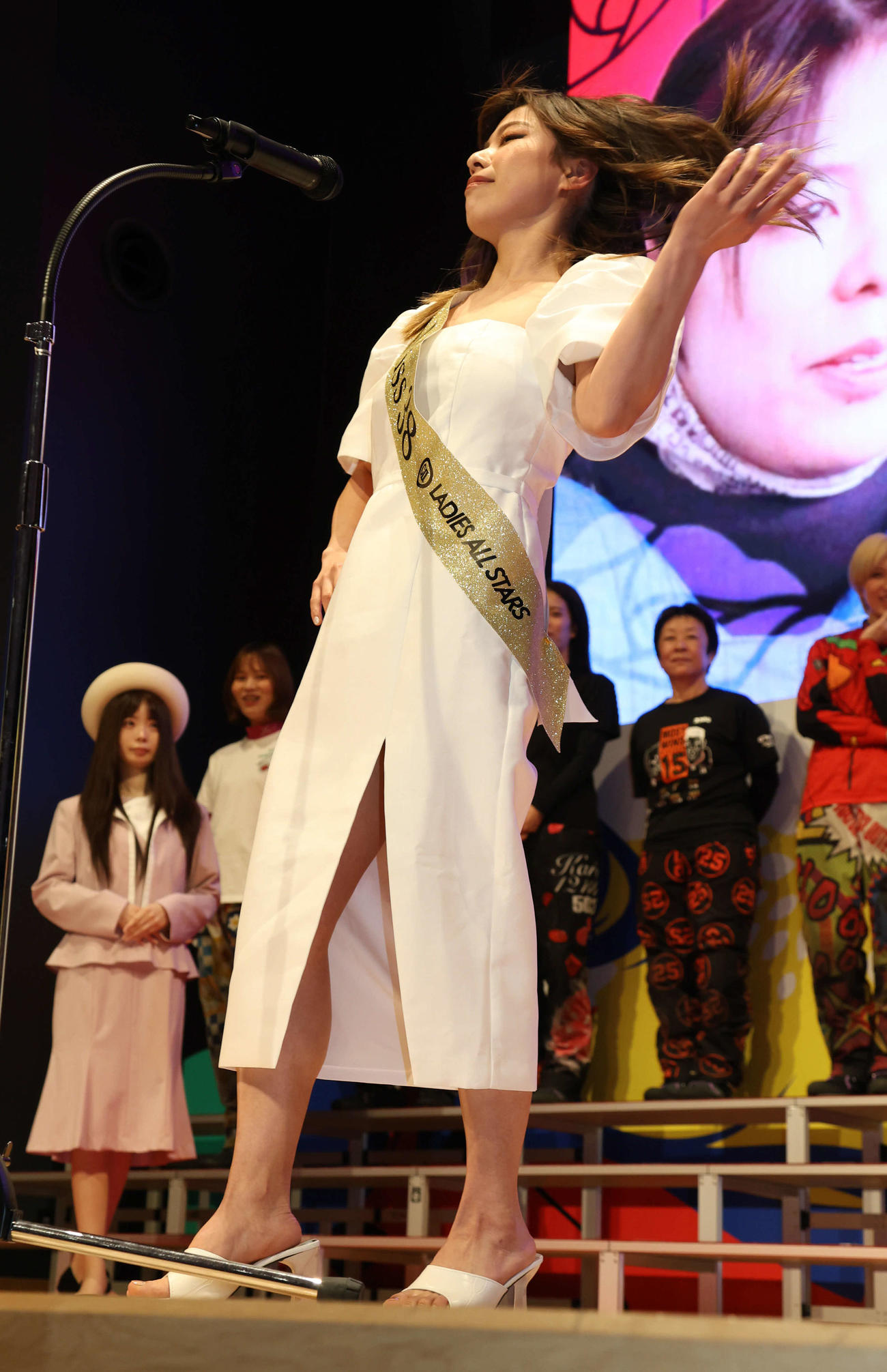 スリット入りドレスでオープニングセレモニーに登場した山田理央（撮影・西尾就之）