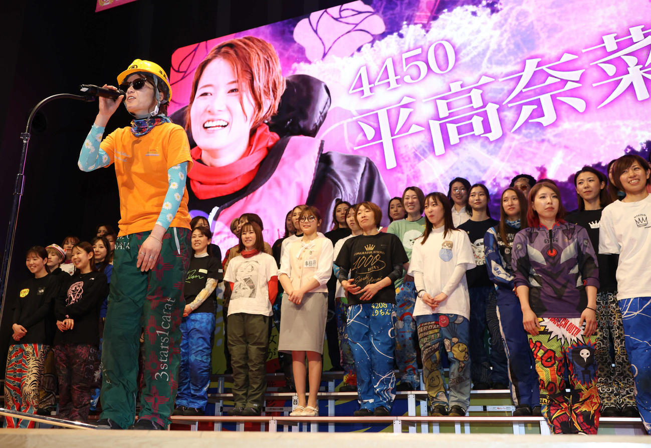 オープニングセレモニーに平高興業コスで登場した平高奈菜（撮影・西尾就之）