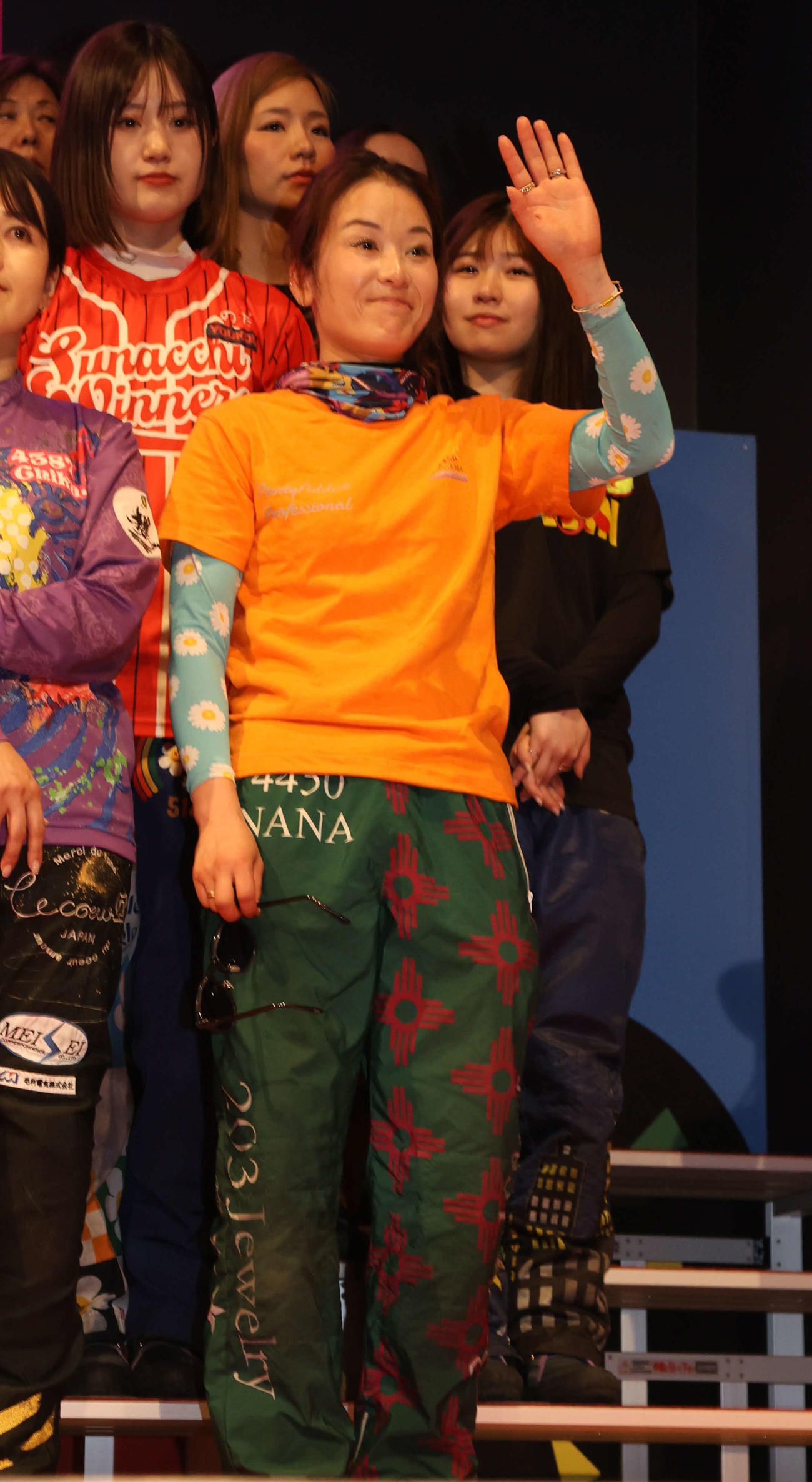 平高奈菜は平高興業コスの終了を宣言し、サングラスを外してファンに手を振る（撮影・西尾就之）