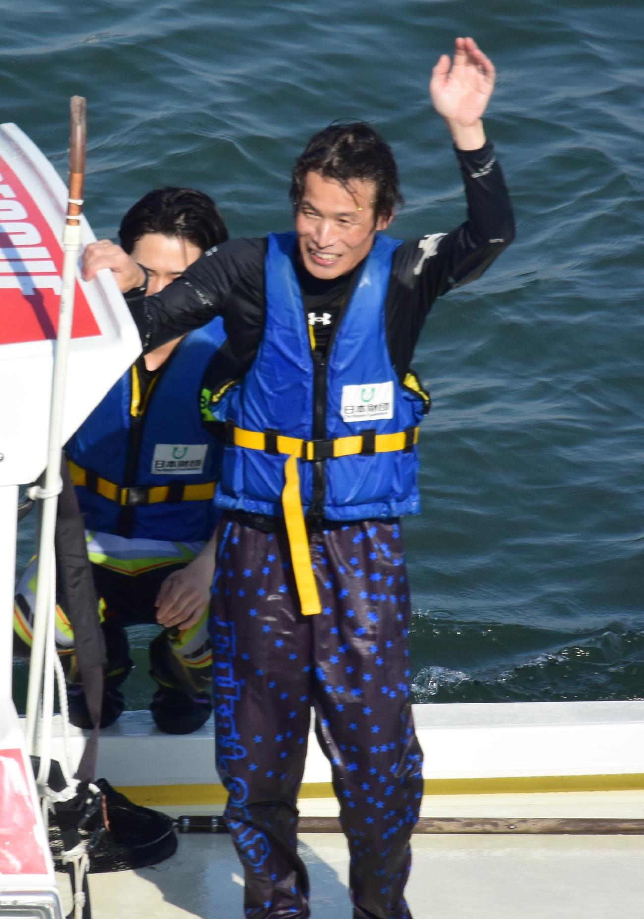 通算1500勝を達成した深井利寿が、ファンの声援に笑顔で手を振って応えた