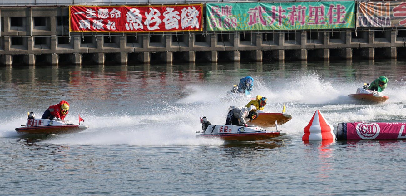 常滑ボートG2レディースオールスター第1日　12R 1着＝浜田亜理沙＜1＞、2着＝遠藤エミ＜3＞、3着＝川井萌＜5＞（撮影・西尾就之）