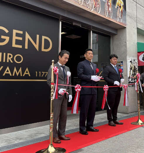 新設された「神山雄一郎記念コーナー」のオープンに先立ちテープカットを行う神山雄一郎氏（中央）