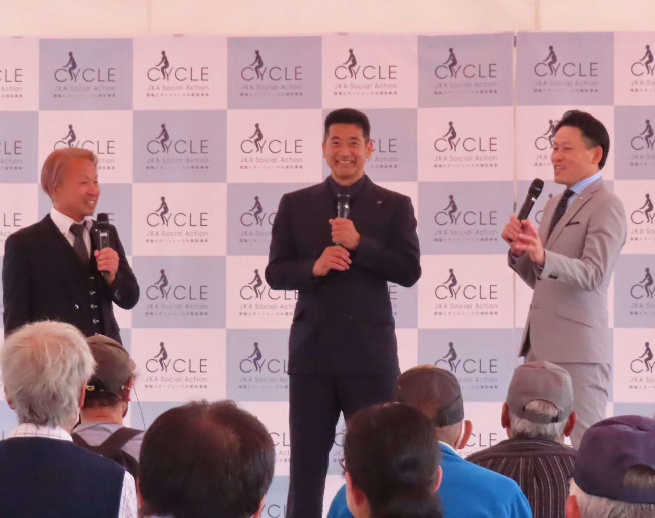 神山雄一郎氏（中央）は評論家の内林久徳氏（右）とトークショー