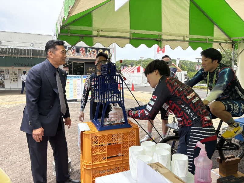 選手会栃木支部のブースで人力かき氷を作る後輩を激励した神山雄一郎氏（左）
