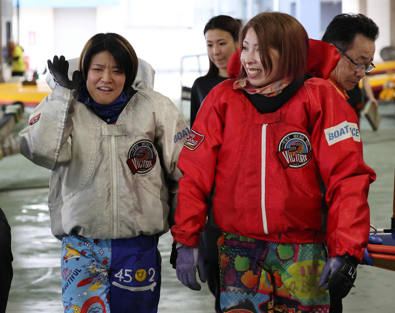 3日目12R1着の遠藤エミ（左）と2着の高田ひかるが並んで引き揚げる