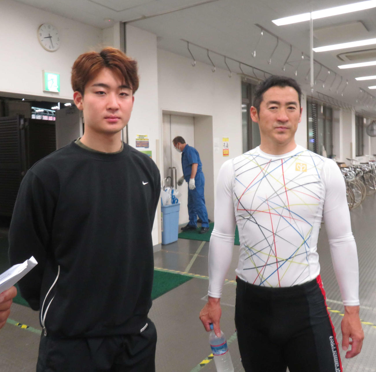 成田和也（右）が同期山崎芳仁の長男・歩夢と初連係（撮影・栗田文人）