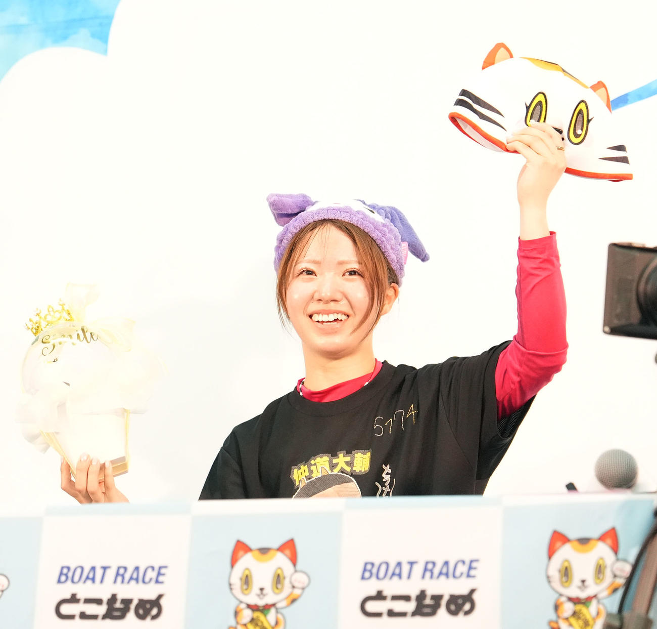 第10R、1着となりインタビューの席でファンの声援に応える川井萌（撮影・森本幸一）