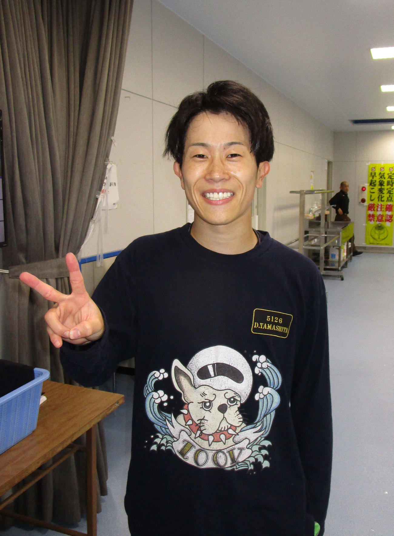 弟に負けじと3連単5万円超えの高配当をたたき出してVサインの山下大輝（撮影・安井雅彦）