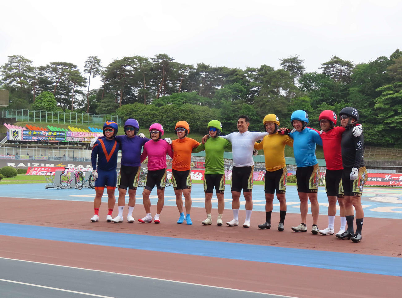 宇都宮競輪　白のユニホームを着る神山雄一郎（左から6人目）がエキシビションレースに臨んだメンバーと記念撮影に応じる（撮影・野島成浩）＝2025年05月18日