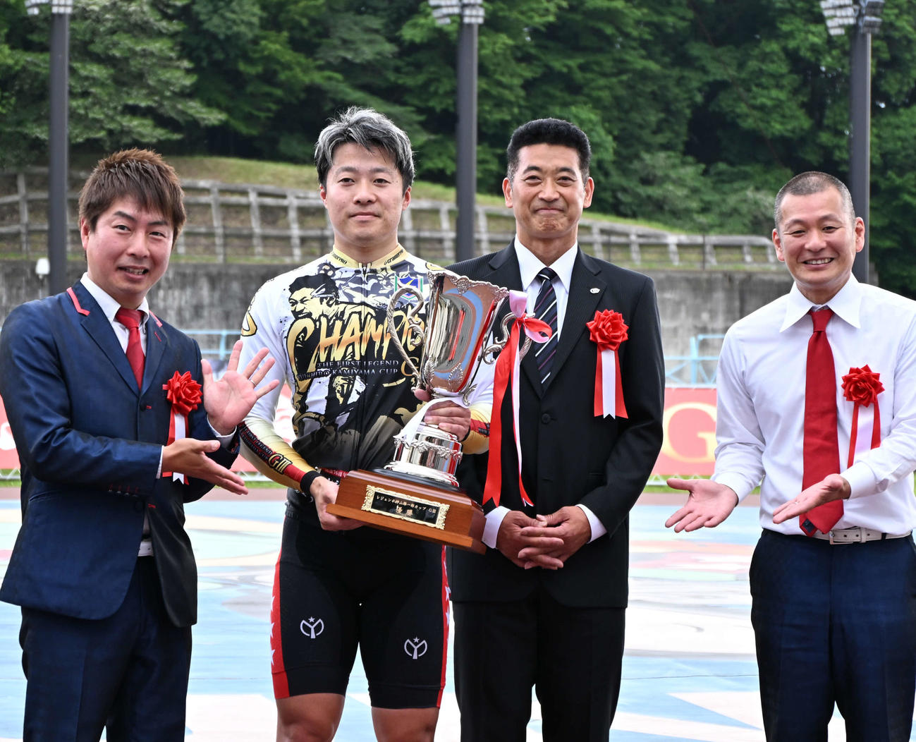 神山雄一郎氏、U字工事に祝福される小原太樹（左から2人目）（撮影・野島成浩）