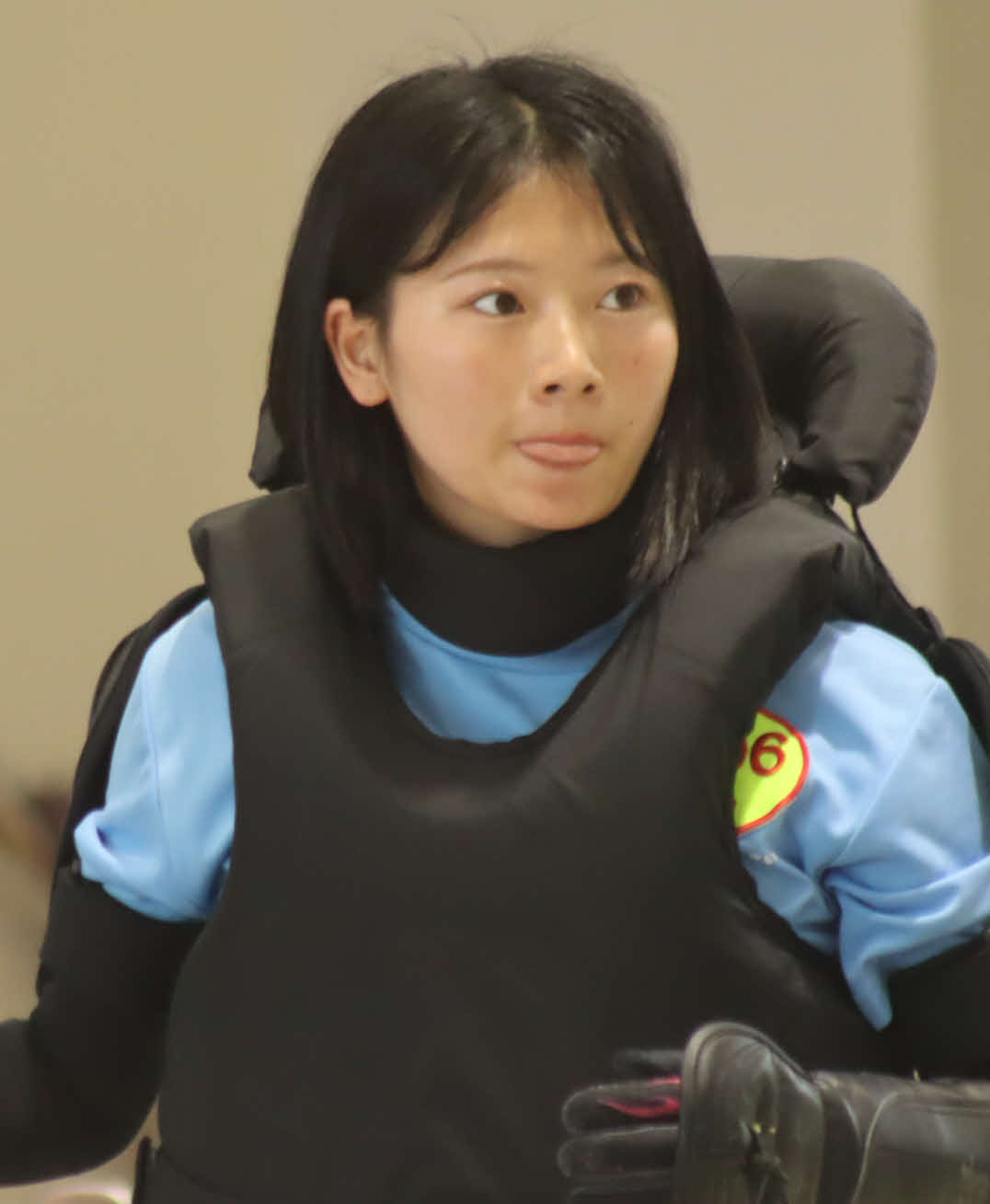 デビューへ向けて緊張した面持ちの小畑楓夏