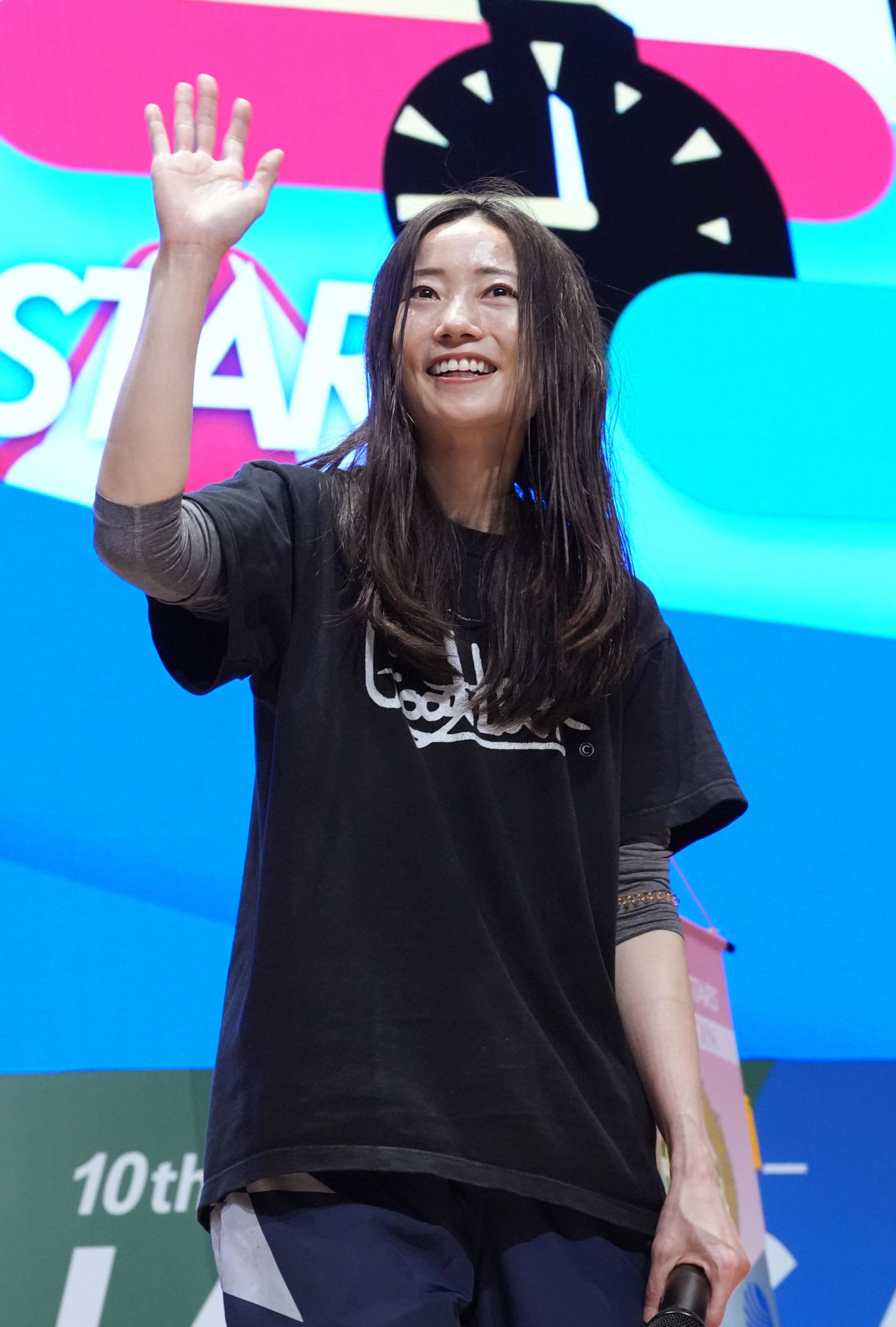 浜田亜理沙手振る